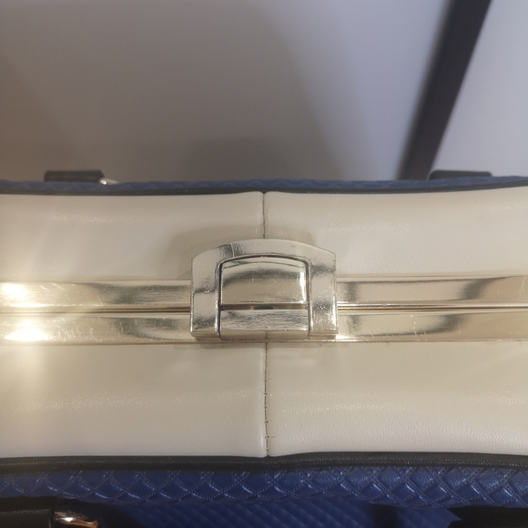 A bag - Picture 3 of 6